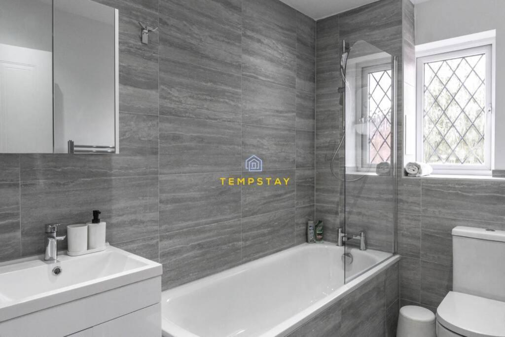 فيلا Cosy 2 Bed & Free Parking. Near Heathrow/Pinewood سلوف المظهر الخارجي الصورة